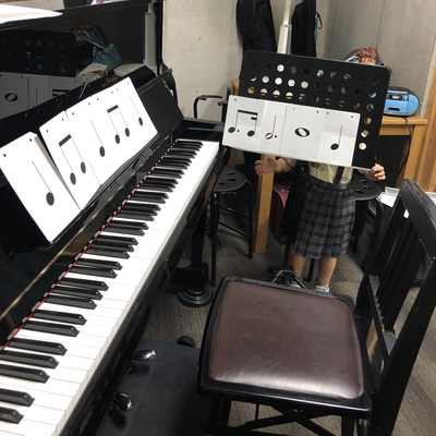 いろんなお部屋のいろんなピアノが弾けます。